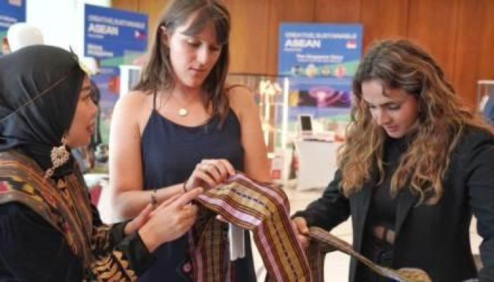 Tenun Ikat Sikka NTT dan Sekomandi Sulbar Diminati Pengunjung Pameran IG di Jenewa